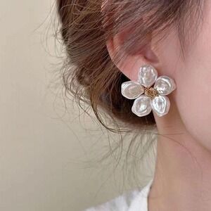 Retro Imitation Pearl Baroque Big Flower Stud Earrings For Wmen white‎ new